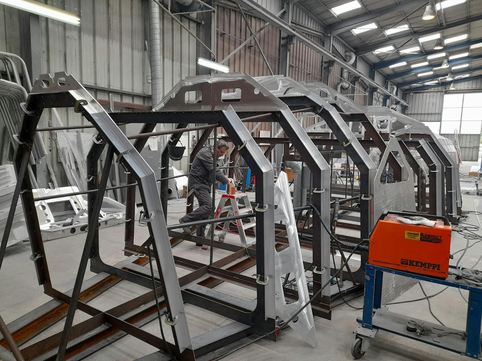 Transverse aluminium frames on the (temporary) steel frame